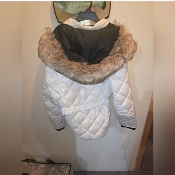 River Island Plus padded puffer jacket with faux fur hood in whit - Picture 5 of 5